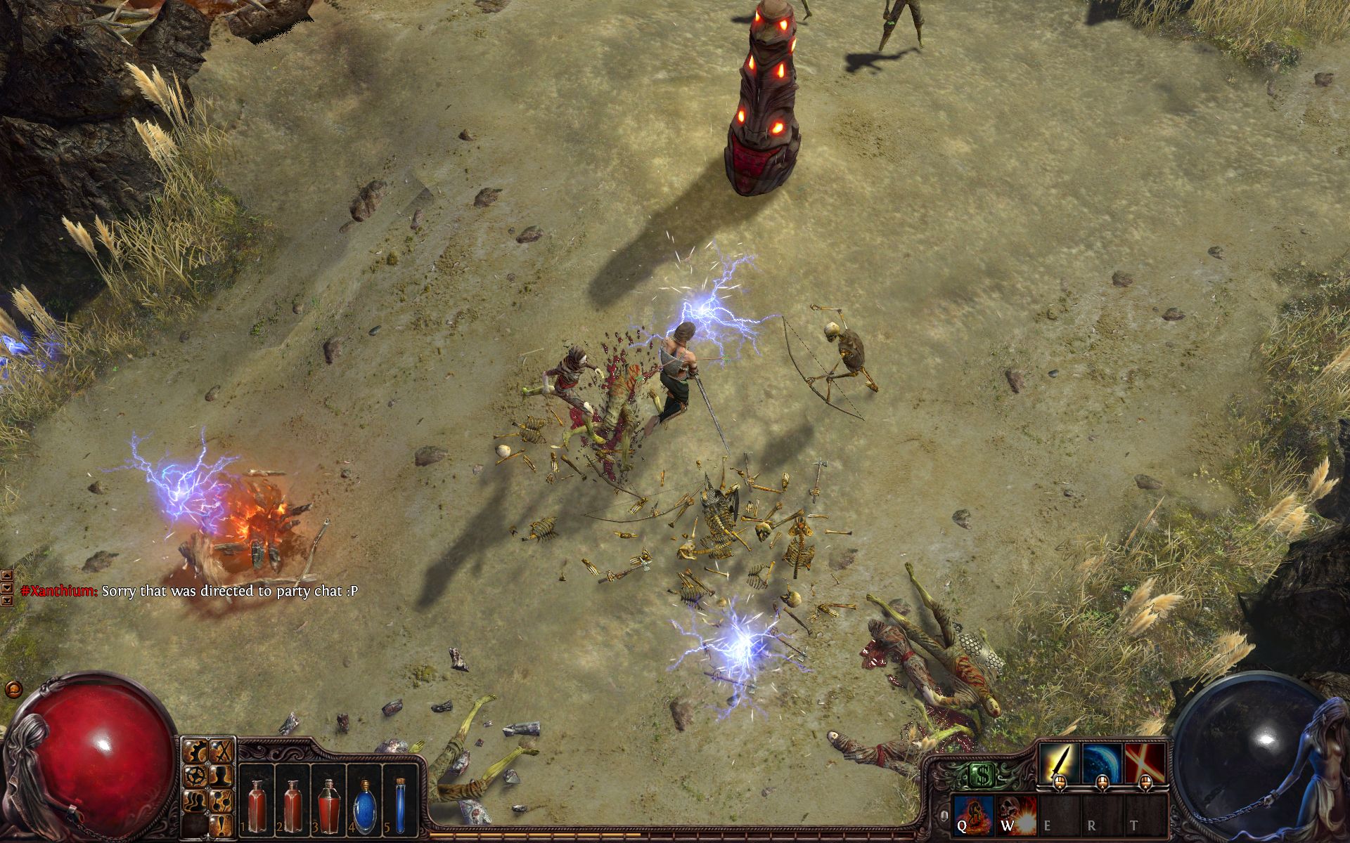 Лучше всего о бете @[Path of Exile](game:9136) расскажет внутриигровой чат. Главный вопрос, который задают новички, – «как идентифицировать предмет». Самая популярная тема для обсуждения – сравнение Path of Exile с @[Diablo III](game:142). Общее впечатление – «не ожидал, что будет настолько хорошо». Главная просьба – «не вздумайте упрощать игру». Действительно, PoE относится к тем проектам, где прохождение даже на нормальном уровне сложности не превращается в осмотр достопримечательностей, но вполне по силам всем игрокам. Где рандомизация экипировки сделана таким образом, что не ломает баланс, а мини-боссы отличаются от остальных монстров не только цветом имени.