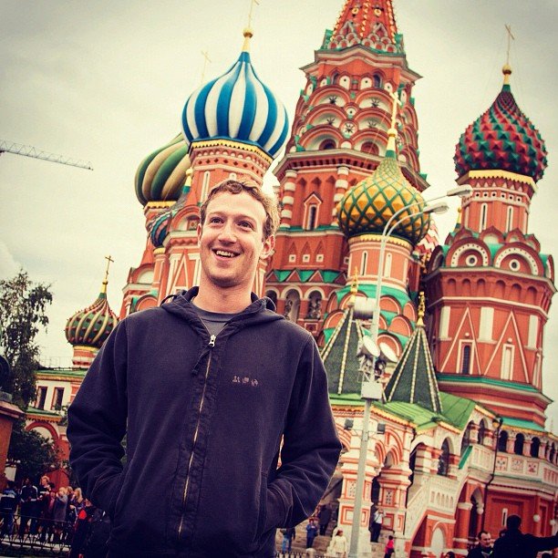 Основатель Facebook Марк Цукерберг, как настоящий турист, уже успел сфотографироваться на Красной прощади и зачекини ... - Изображение 1 Основатель Facebook Марк Цукерберг, как настоящий турист, уже успел сфотографироваться на Красной прощади и зачекини ... - Изображение 1