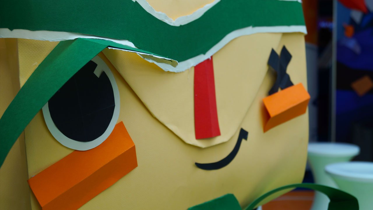 Инженеры Sony любезно затолкали в портативную PS Vita массу умных датчиков, гироскопов, камер и сложных сенсорных панелей, но никто не мог внятно объяснить, зачем же они нужны. Да, даже в первых играх для Vita регулярно приходилось тыкать в заднюю сенсорную площадку, вращать консоль, водить пальцами по экрану, а иногда даже безумно рычать в микрофон, но все эти действия казались настолько вымученными и притянутыми за уши, что от них хотелось куда-нибудь спрятаться. Даже анонс приставки Vita TV, которая позволит играть практически во все Vita-проекты на телевизоре с помощью обычного контроллера DualShock 3, намекал на то, что все эти сложные технологии консоли не так уж необходимы. Тем не менее, после знакомства с превью-версией @[Tearaway](game:12276) выяснилось, что все сенсоры, датчики и панели «Вите» действительно нужны, и особенно странно, что понадобились они платформеру про бумажного почтальона.