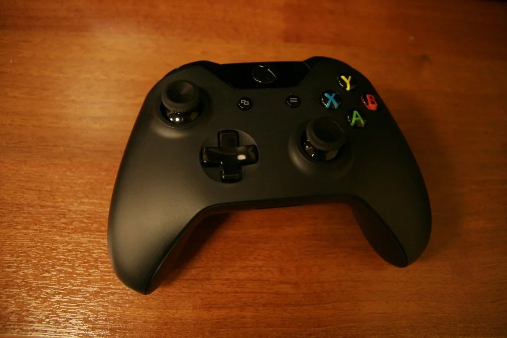 Геймпад ощущается точно так же, как и контроллер Xbox 360. Но с ним бы разберемся отдельно.