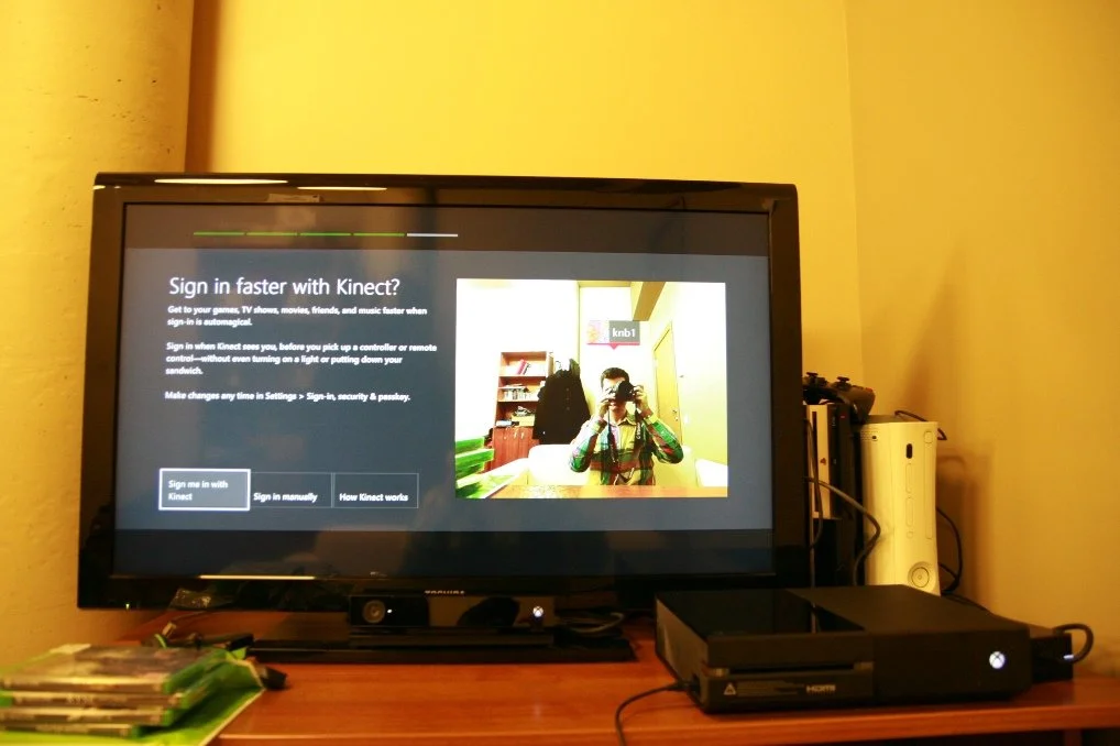 Kinect, кажется, работает хорошо: мы еще не пробовали голосовые команды, но QR-код с доступом в Xbox Live Gold он считал мгновенно.