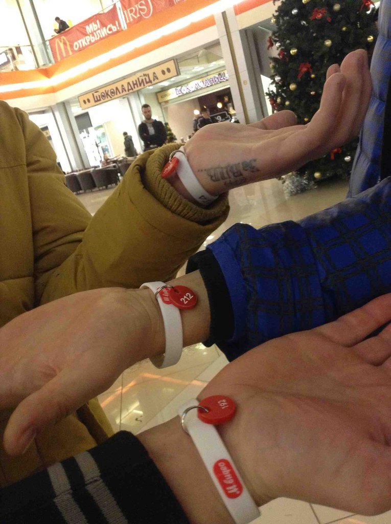 Холл торгового центра &quot;Балкания NOVA-2&quot; для вечера четверга непривычно заполнен людьми - около двухсот человек ожидают начала предстартовых продаж Sony Playstation 4. Это один из двух магазинов по всей России, где первые PS4 найдут своих обладателей. Большая часть присутствующих закончила школу уже довольно давно - средний возраст собравшихся находится в районе цифры 24.Система продаж организована следующим образом: нужно получить специальный браслет с номером, после чего через 2 часа пройти в &quot;М-Видео&quot; и, в соответствии с числом на браслете, купить самую ожидаемую новинку игровой индустрии этого года.