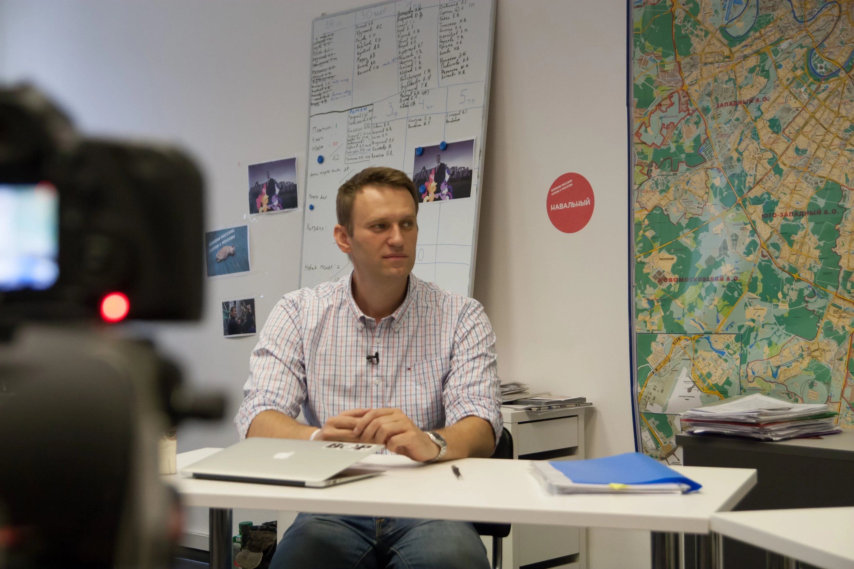 Мы постарались обойти тему политики и поговорить с Навальным как единственным политиком, открыто признающимся в том, что он играет.
