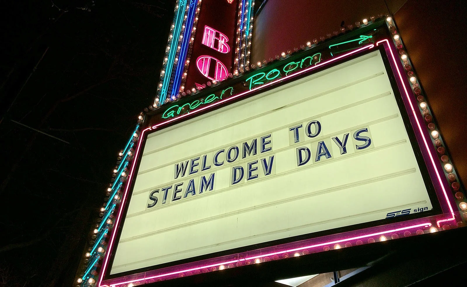 Уже пару лет Valve раздумывала о том, чтобы как-нибудь собрать вместе разработчиков, издающих игры через Steam, и передать им накопленный опыт разработки и взаимодействия с игроками. Сначала была идея сделать это в рамках GDC, потом – отдельным событием в одном из европейских городов, и вот наконец буквально несколько месяцев назад коллектив Valve принял решение провести эту конференцию — названную Steam Dev Days — прямо у себя дома, в Сиэтле, 15 и 16 января. Следуя правилу «концентрироваться на главном», на конференцию не допустили ни одного журналиста — но при этом и ни одному разработчику в регистрации не отказали.