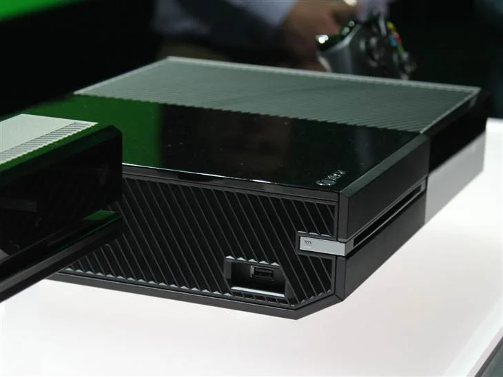 Xbox One могла лишиться привода за несколько месяцев до выхода