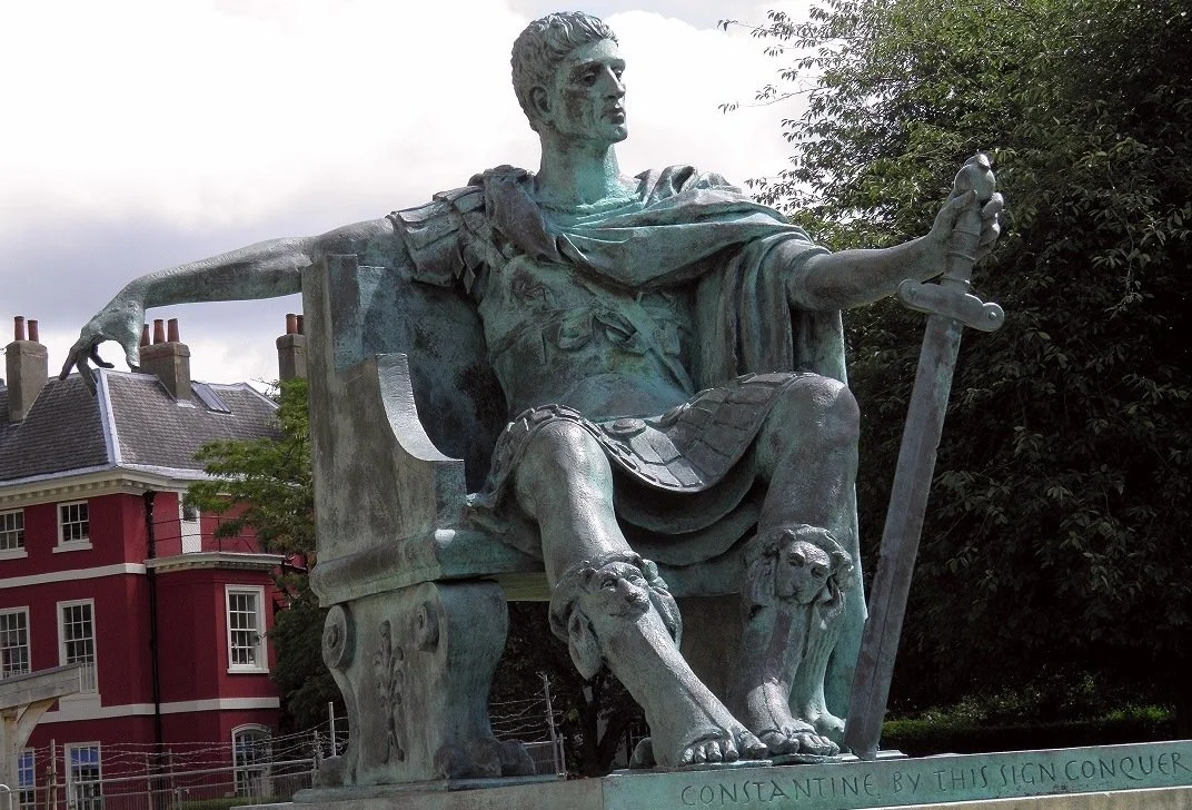Статуя Константина Великого в Йорке. В руках императора — сломанный меч.