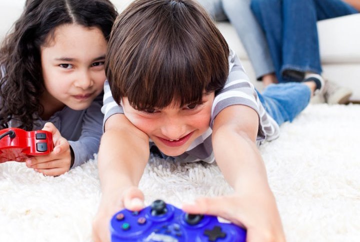 Хотя в массовом сознании игры все еще нередко ассоциируются с чем-то детским, с играми для детей как раз есть проблемы: средний возраст игроков в развитых странах давно перешагнул отметку в 30 лет (это больше, чем у среднего посетителя кинотеатра), а самые популярные и продаваемые проекты часто носят рейтинг 16+ или 18+. Изучив стадии детского развития по психологу Пиаже и поговорив с отцами и матерями, «Канобу» пытается разобраться, во что сегодня нужно играть детям, и дает личные рекомендации.