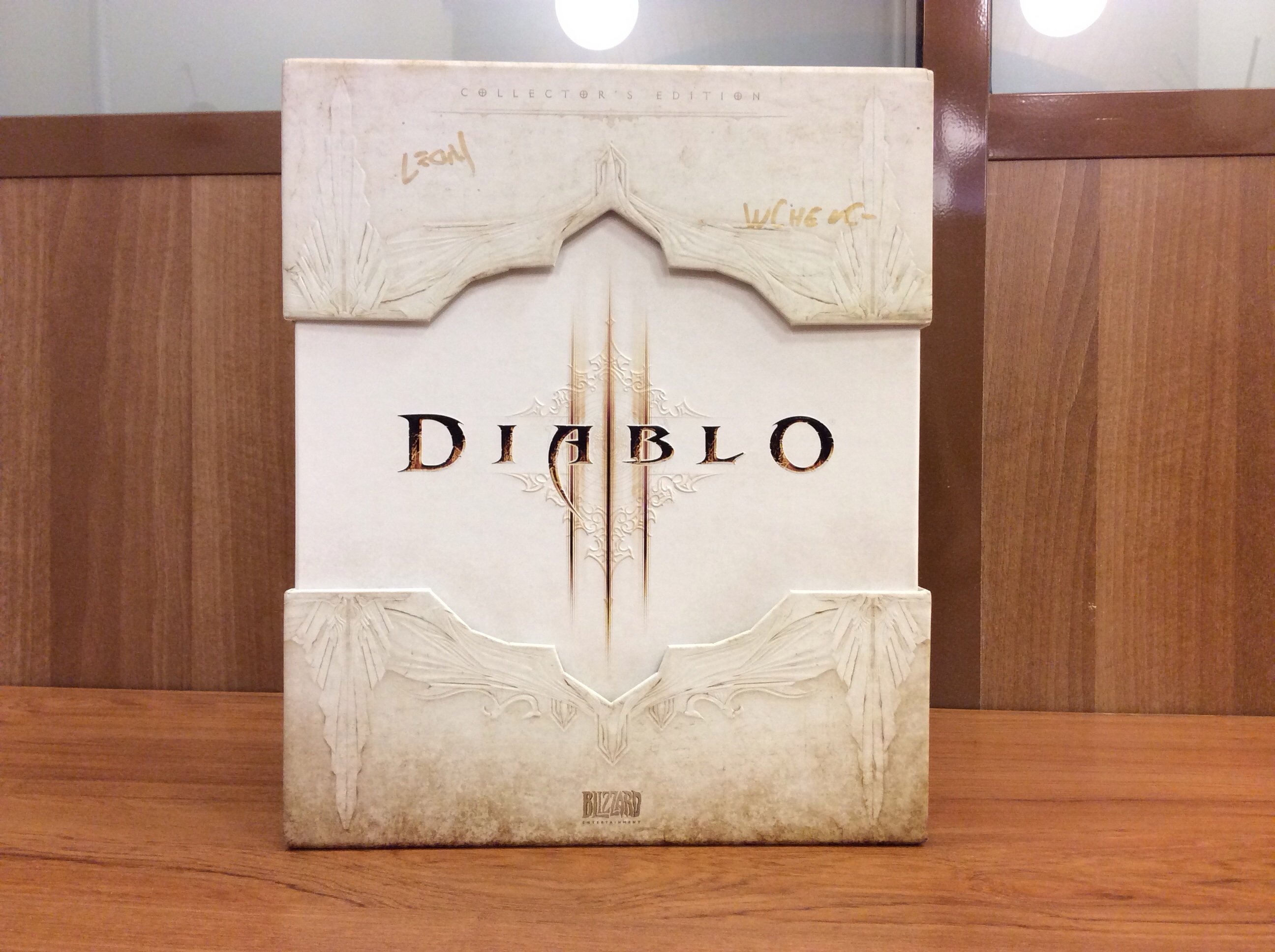Коллекционке Diablo с автографами Уайатта Ченга (старший технический гейм-дизайнер) и Леонарда Боярского (ведущий ... - Изображение 1 Коллекционке Diablo с автографами Уайатта Ченга (старший технический гейм-дизайнер) и Леонарда Боярского (ведущий ... - Изображение 1
