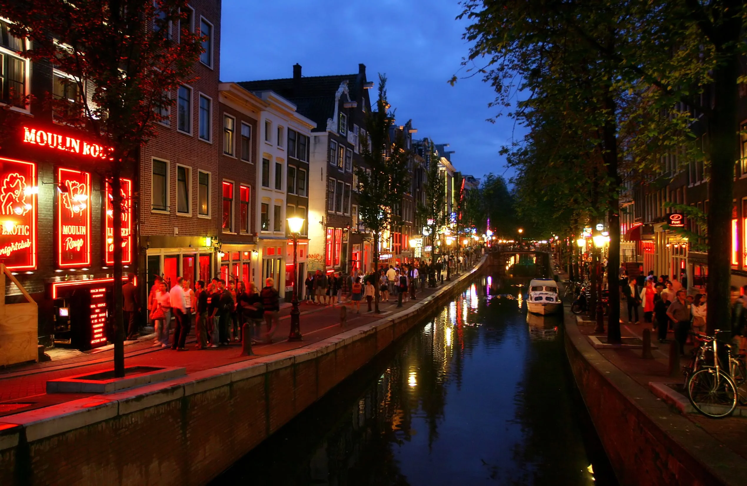 Квартал красных фонарей в Амстердаме.