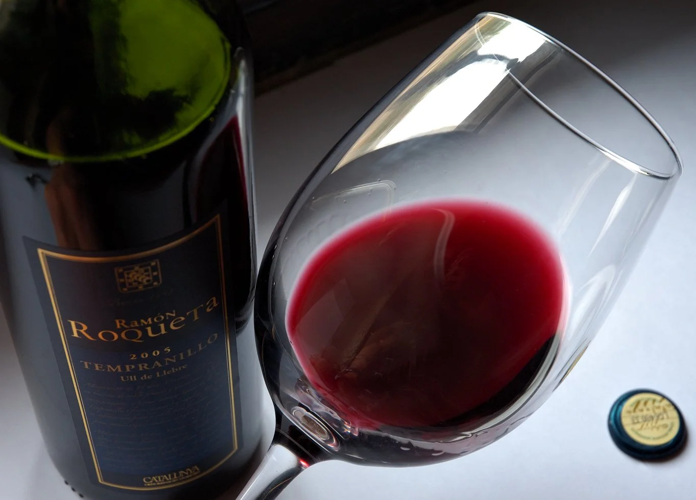 Бокал красного вина, в котором содержится этанол - одно из первых известных человечеству психоактивных веществ, вызывающих привыкание. Фотография с Википедии.