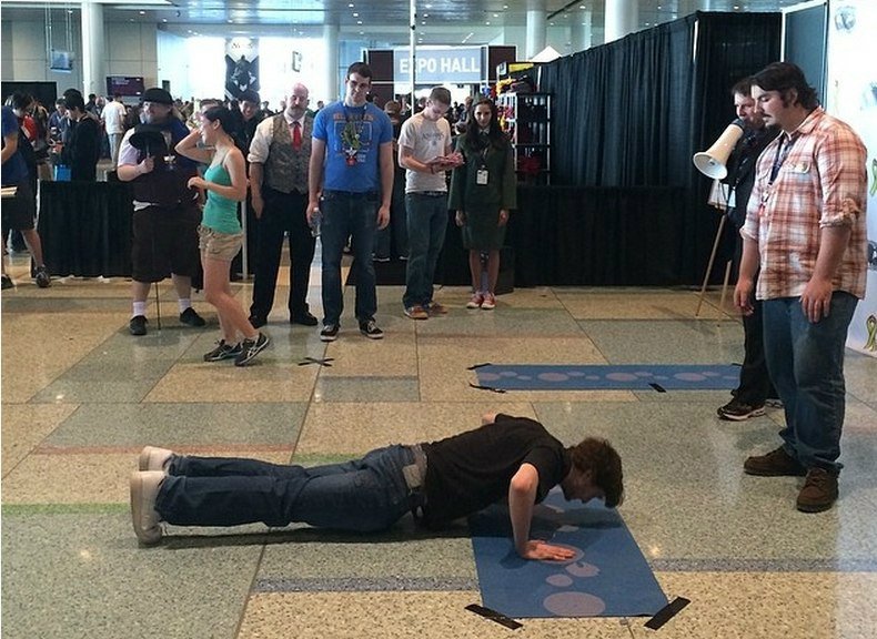 Геймер установил новый рекорд по отжиманиям на PAX. 36 раз — в Boston Convention & Exhibition Center. Вопрос .... - Изображение 1 Геймер установил новый рекорд по отжиманиям на PAX. 36 раз — в Boston Convention & Exhibition Center. Вопрос .... - Изображение 1