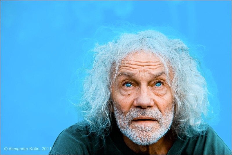 21 апреля 2014 года не стало Александра Ленькова, советского и российского актера. Он скончался на 71 году жизни в одной из столичных больниц. Леньков запомнится нам не только своими красочными ролями на экранах телевизоров и сцене театра, но и звонким, вечно приятным и таким близким сердцу голосом. Особую популярность у современного поколения Александр снискал благодаря озвучанию не менее знаменитых героев компьютерных игр. На пару с кем он оставил свой след в истории индустрии видеоигр, читаем в нашем обзоре.