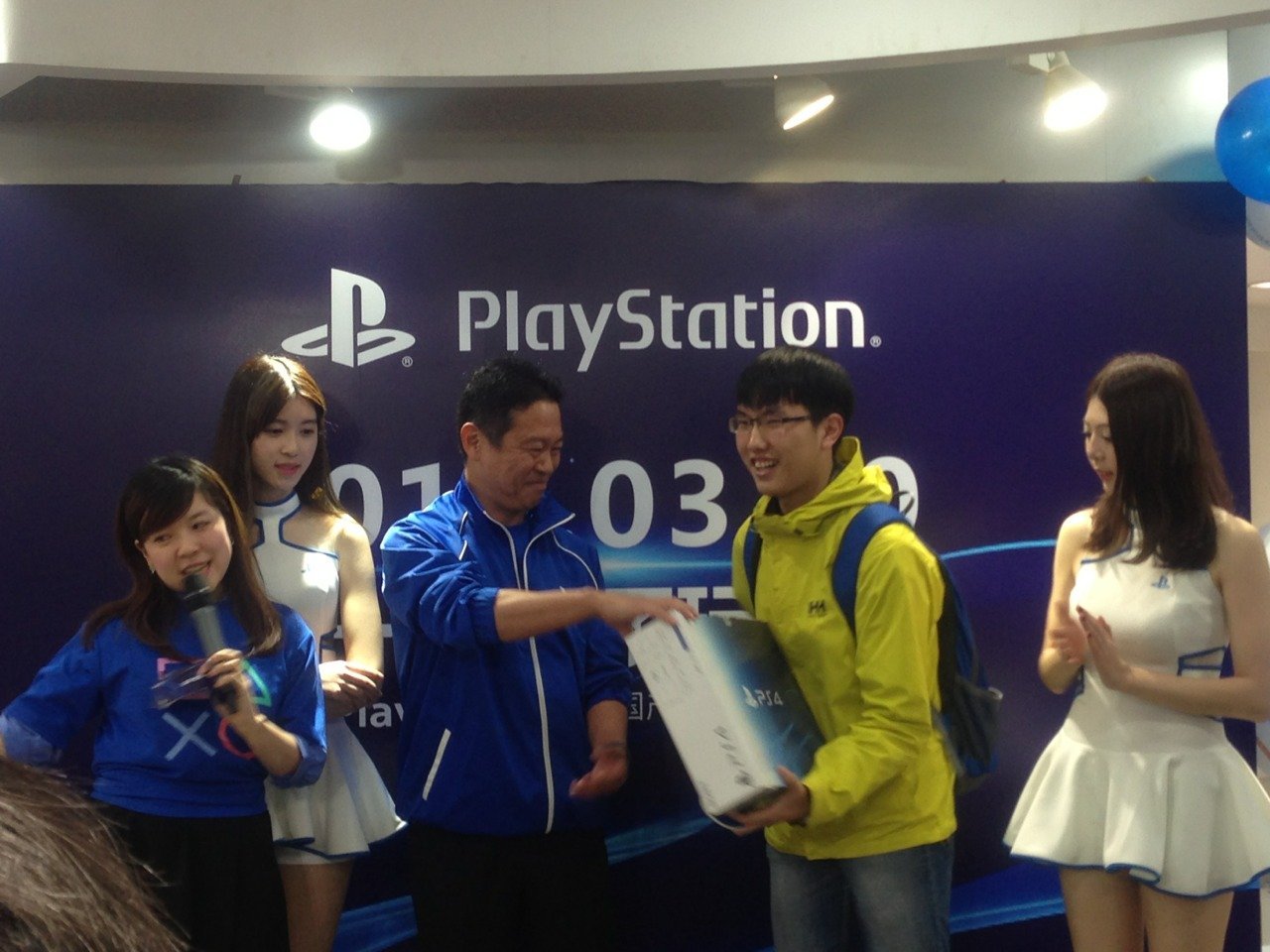 Китайцы встретили PlayStation 4 очередями !!! Долгожданный релиз в Китае !. - Изображение 5 Китайцы встретили PlayStation 4 очередями !!! Долгожданный релиз в Китае !. - Изображение 5
