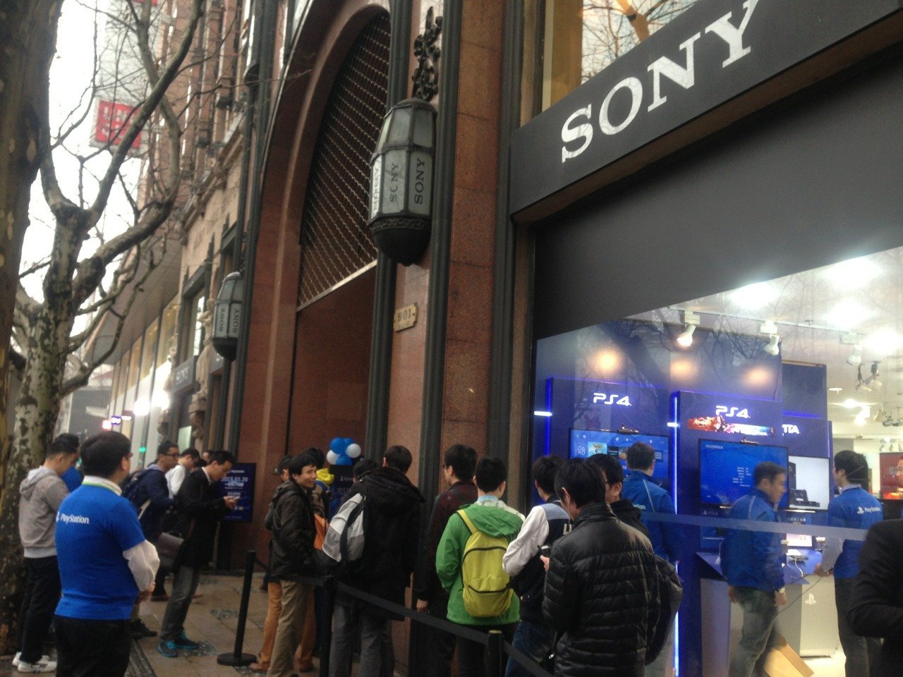 Китайцы встретили PlayStation 4 очередями !!! Долгожданный релиз в Китае !. - Изображение 2 Китайцы встретили PlayStation 4 очередями !!! Долгожданный релиз в Китае !. - Изображение 2