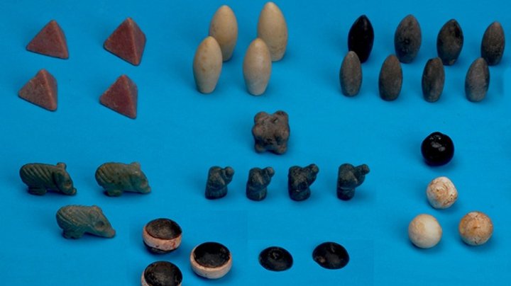 В Турции нашли настольную игру которой 5000 лет. Все в кластере было 49 фигурок разных цветов и форм, предполагают о .... - Изображение 1 В Турции нашли настольную игру которой 5000 лет. Все в кластере было 49 фигурок разных цветов и форм, предполагают о .... - Изображение 1