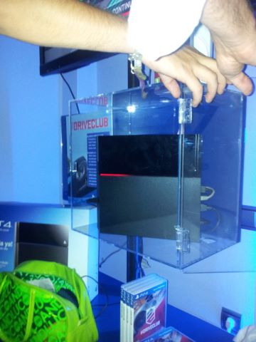 Следом за демонстрацией начинки PlayStation 4 компания Sony выпустила официальное видео распаковки консоли. Вместе с .... - Изображение 1 Следом за демонстрацией начинки PlayStation 4 компания Sony выпустила официальное видео распаковки консоли. Вместе с .... - Изображение 1