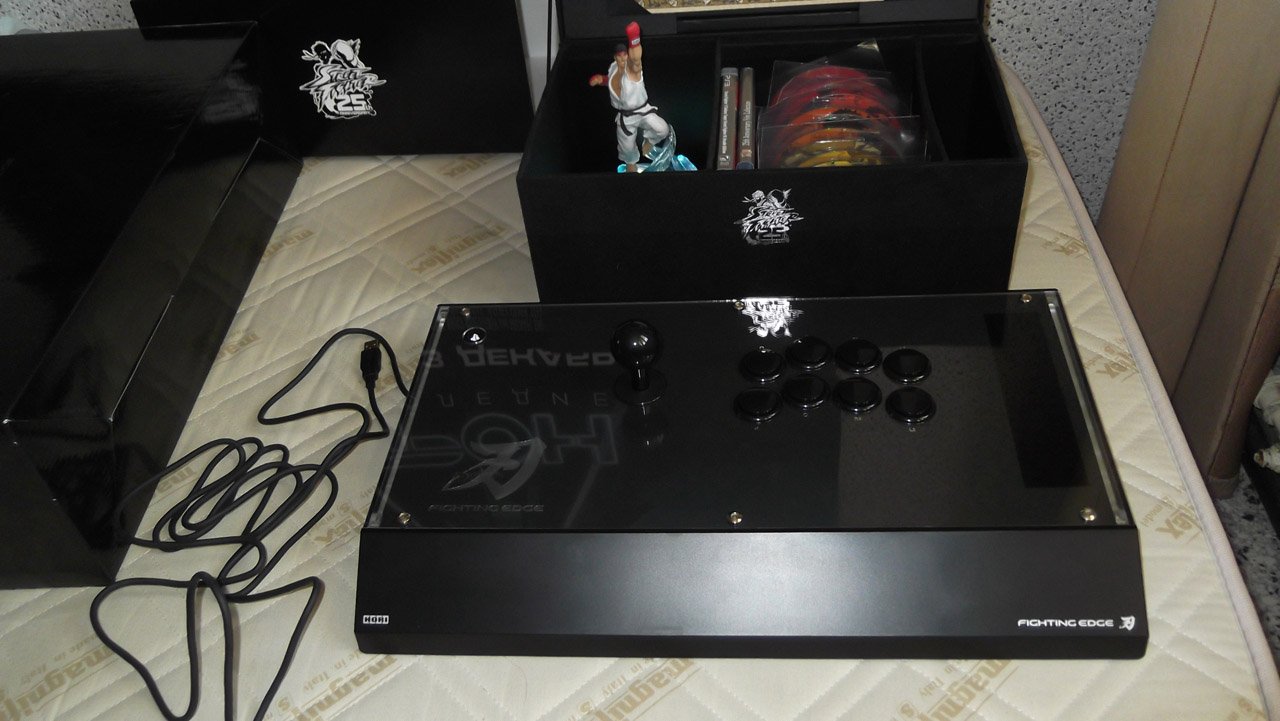 HORI Fighting Edge
Многим из нас нравятся файтинги, но стандартный геймпад не слишком хорошо подходит для игр этого ... - Изображение 1 HORI Fighting Edge
Многим из нас нравятся файтинги, но стандартный геймпад не слишком хорошо подходит для игр этого ... - Изображение 1