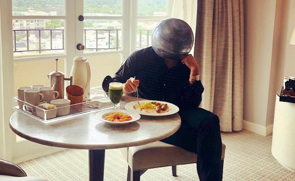 Заходит как-то Мистерио в бар… Нет, это не анекдот, а шуточный ролик от Джейка Джилленхола - фото 1