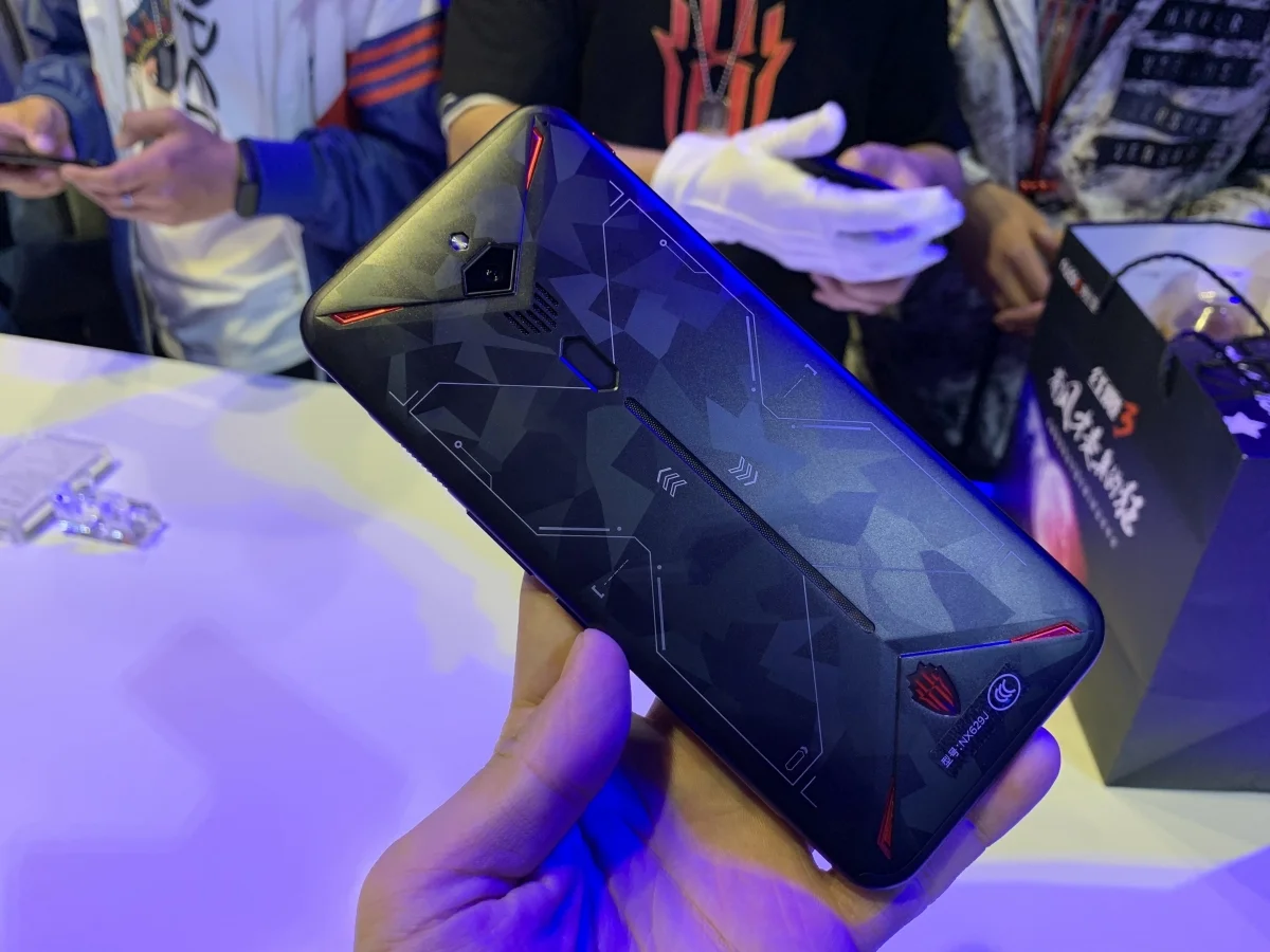 ZTE представила новый игровой смартфон Nubia Red Magic 3. В него уместили активное охлаждение - фото 2