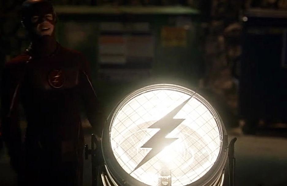 10 пасхалок с Бэтменом и Брюсом Уэйном в сериалах CW - фото 6