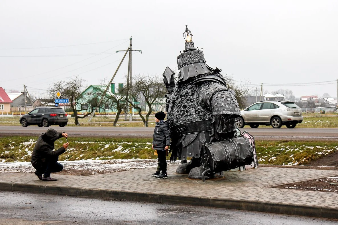 Житель Беларуси построил гнома высотой 3,5 метра из старых запчастей - фото 1