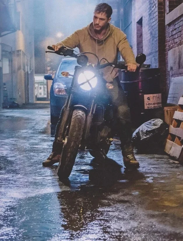 Том Харди скрывается от погони на мотоцикле на новом кадре из фильма «Веном» - фото 1