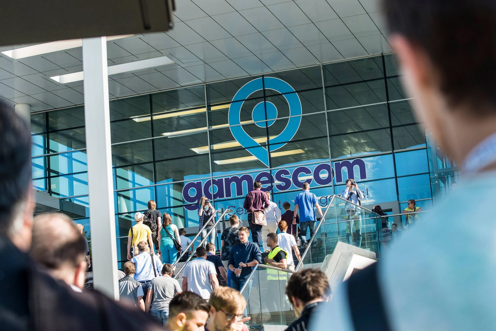 21 августа в немецком Кёльне начнется один из главных игровых ивентов в мире — Gamescom. О самых крутых играх, которые там покажут в этом году, мы будем много писать всю ближайшую неделю, а сейчас давайте вспомним, как выставка менялась на протяжении последних девяти лет.