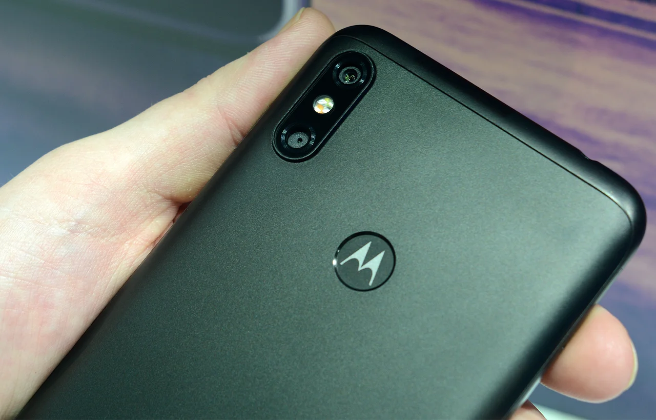 Опубликованы фото смартфона Motorola P40: потенциальный конкурент Samsung Galaxy A8s и Honor View 20 - фото 1