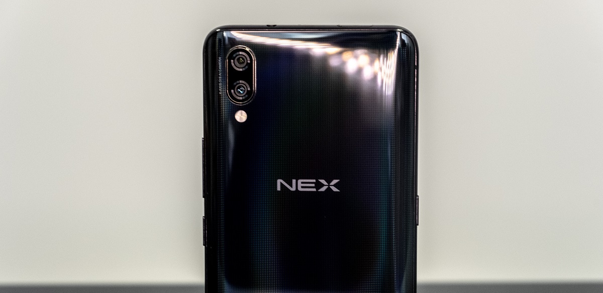 Vivo Nex на бумаге — одно из главных открытий мира смартфонов этого года. Флагманская «начинка», дисплей во всю переднею панель, сканер отпечатков в экране и скрытая селфи-камера. Смотрим, выдержит ли эта необычная концепция проверку реальностью.