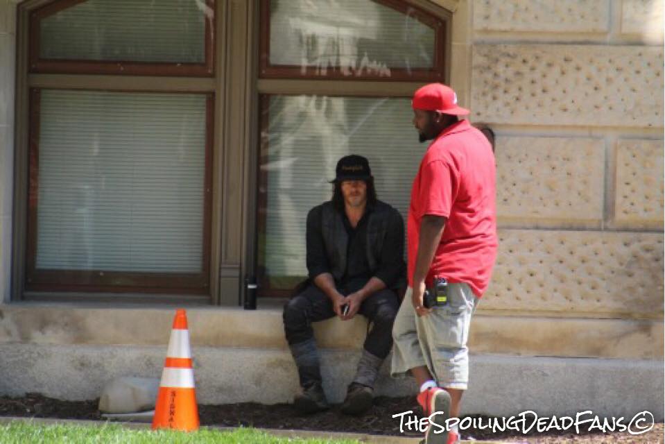 Что Рик и его люди забыли в Вашингтоне? Новые фото со съемок 9 сезона «Ходячих мертвецов» - фото 2