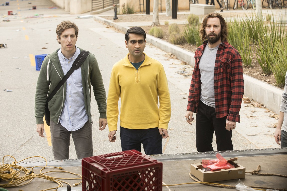 После голодных января и февраля март — праздник для любителей жанрового телевидения. Больше не нужно довольствоваться true crime и сомнительными проектами Netflix — в этом месяце в наш список попали такие громкие и хардкорнейшие вещи, как «Атланта», «Джессика Джонс», «Миллиарды», «Кремниевая долина» и «Террор».