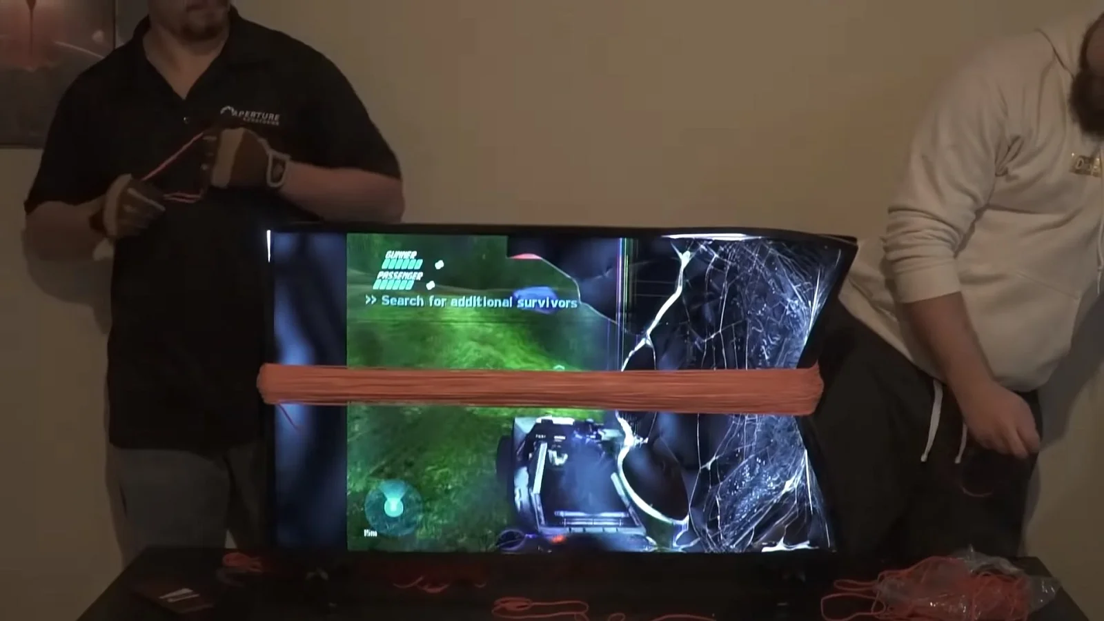 Ютуберы натягивают резинки на телевизор, пока их друг пытается пройти Halo. Жуткое зрелище! - фото 1