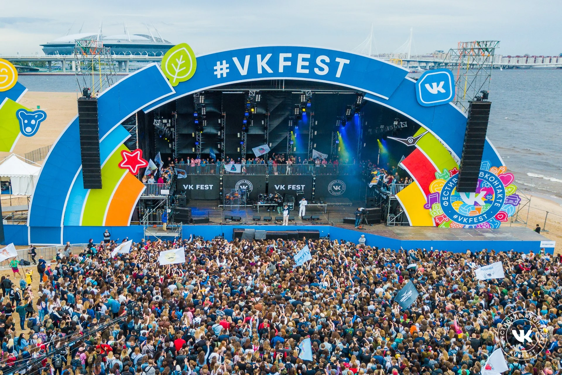 На VK Fest 2019 будет предостаточно развлечений на любой вкус, но одним из главных событий станут выступления известных исполнителей. Количество громких имен в списке участников поражает, но если вы по каким-то причинам отстали от музыкальных трендов, то мы подобрали для вас одиннадцать отличных артистов на любой вкус. Среди них вы явно найдете, кого послушать на VK Fest!