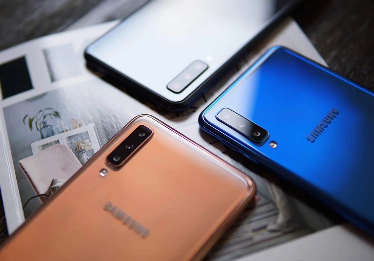 Samsung представила смартфон Galaxy A9 Pro 2019: тройная основная и врезанная в экран селфи-камера - фото 1