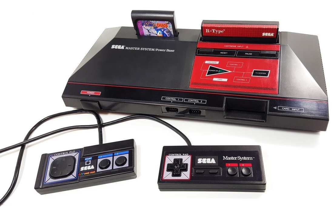 Выпущенная в Японии в 1985 году как Sega Mark III, эта 8-битная игровая приставка стала мегапопулярной уже в США, когда вышла там в 1986 году под названием Sega Master System. Помимо крутых игр, управляемых с геймпадов, модель имела проводной бластер, для которого были свои игры.
