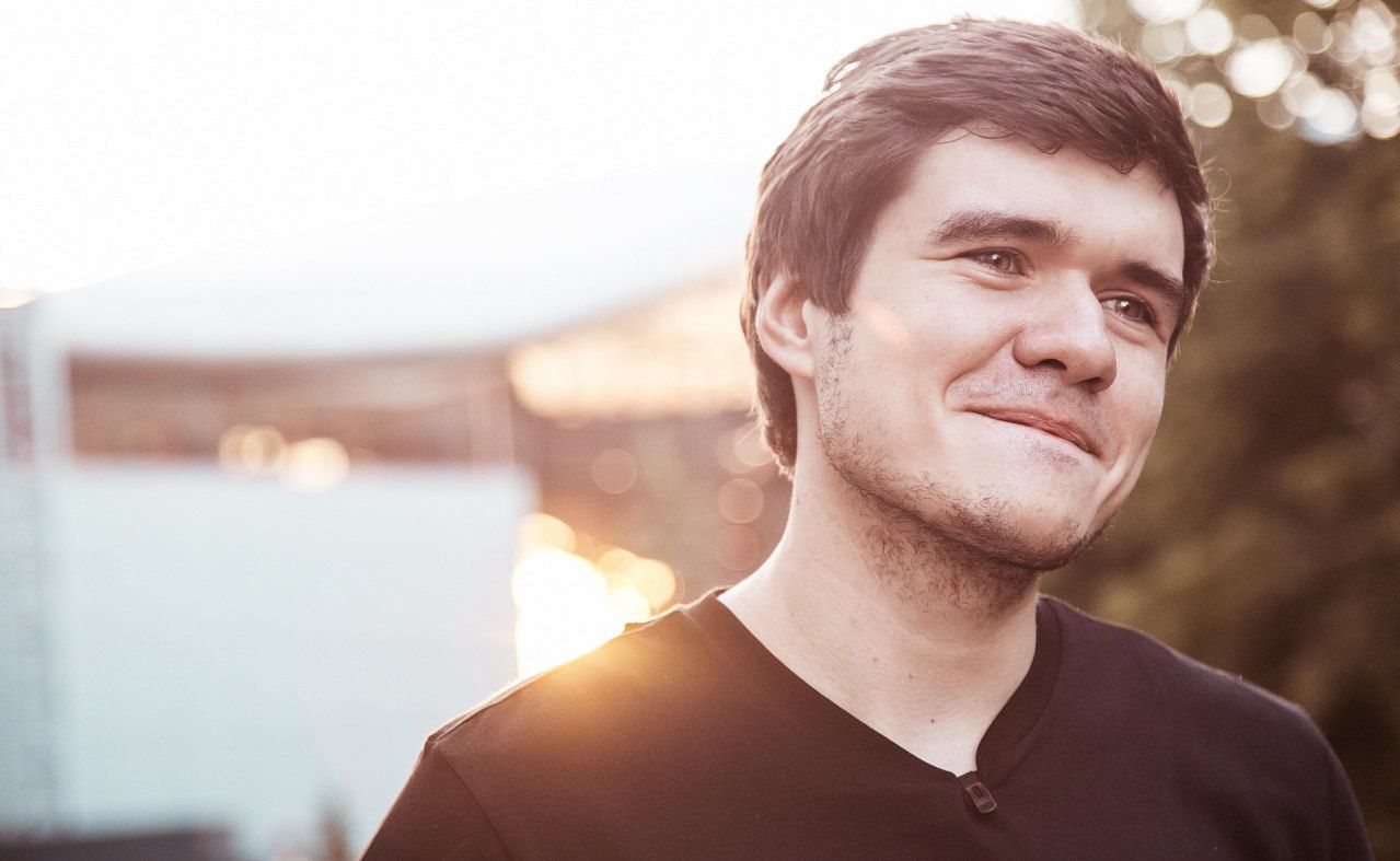 3 июня критик Евгений Баженов, также известный как BadComedian, рассказал, что на него подала в суд кинокомпания Kinodanz за обзор на фильм «За гранью реальности». Вскоре после этого многие представители индустрии встали на сторону блогера, среди которых оказался даже Сарик Андреасян. В связи с этим мы связались с некоторыми из них, чтобы обсудить сложившуюся ситуацию.
