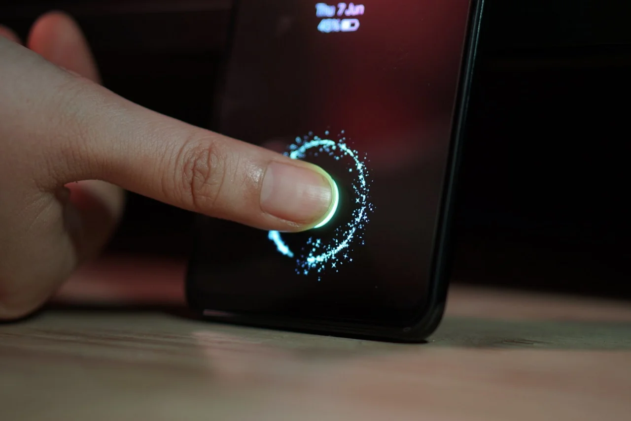 Xiaomi показала уникальный сканер отпечатков пальцев на ширину экрана (видео) - фото 1