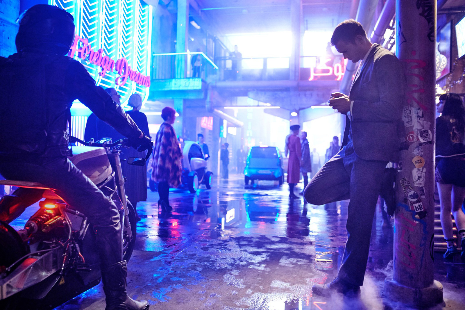 Еще один провальный фильм Netflix? Критики разгромили Mute от режиссера «Варкрафта» - фото 1