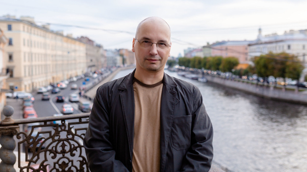 7 декабря 2018 года вышла новая книга Ника Перумова — «Небо Валинора. Адамант Хенны». Это значительно переписанная и расширенная версия последней части трилогии «Кольцо Тьмы», в середине 90-х прославившей российского автора. Действие по-прежнему происходит во вселенной Средиземья Толкиена, в которую Перумов решил вернуться спустя более двадцати лет.