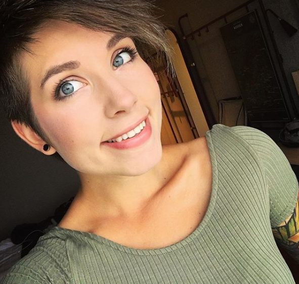 Комментатор и ведущая, которая похожа на Трейсер из Overwatch - фото 8