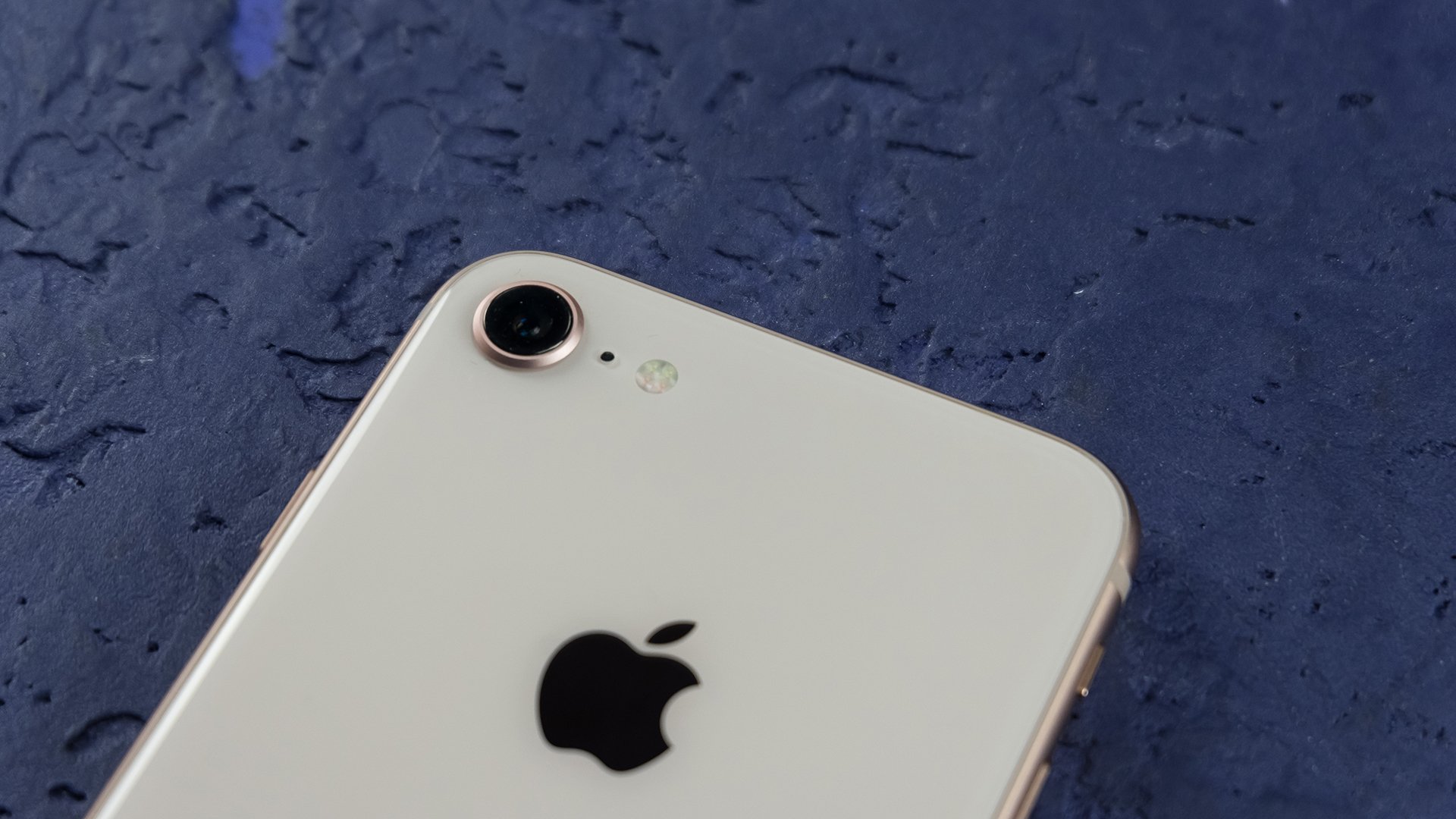 iPhone 8 официально поступит в продажу в России только 29 сентября, но машина «серых» поставок не дремлет — в день выхода новых смартфонов Apple в США и Европе они мистическим образом материализовались и в Москве. Нам удалось заполучить один из них на тест… и, впервые за десять лет, сердце не екнуло совсем.