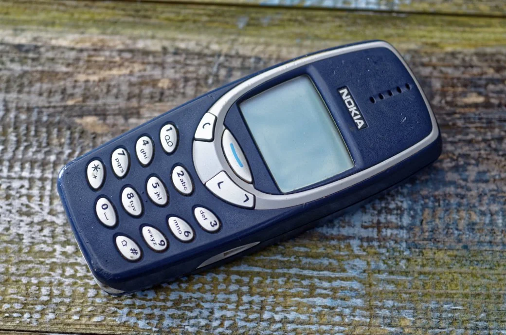 Телефон, молоток, гвоздодер, открывашка, кастет и многое другое. Легенда от Nokia. 