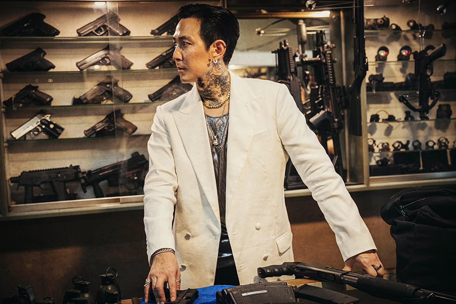 Один из главных корейских хитов этого года «Избави нас от лукавого» (Deliver Us From Evil) наконец-то добрался до онлайн-кинотеатров. Разбираем, что из себя представляет новая режиссерская работа сценариста культовых триллеров.