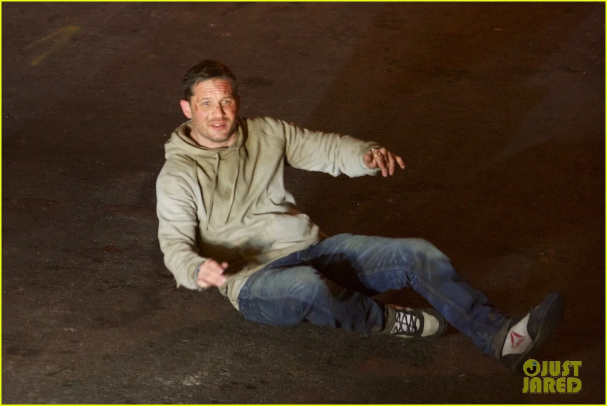 Том Харди присел на асфальт во время съемок «Венома» — и стал героем фотожаб - фото 1