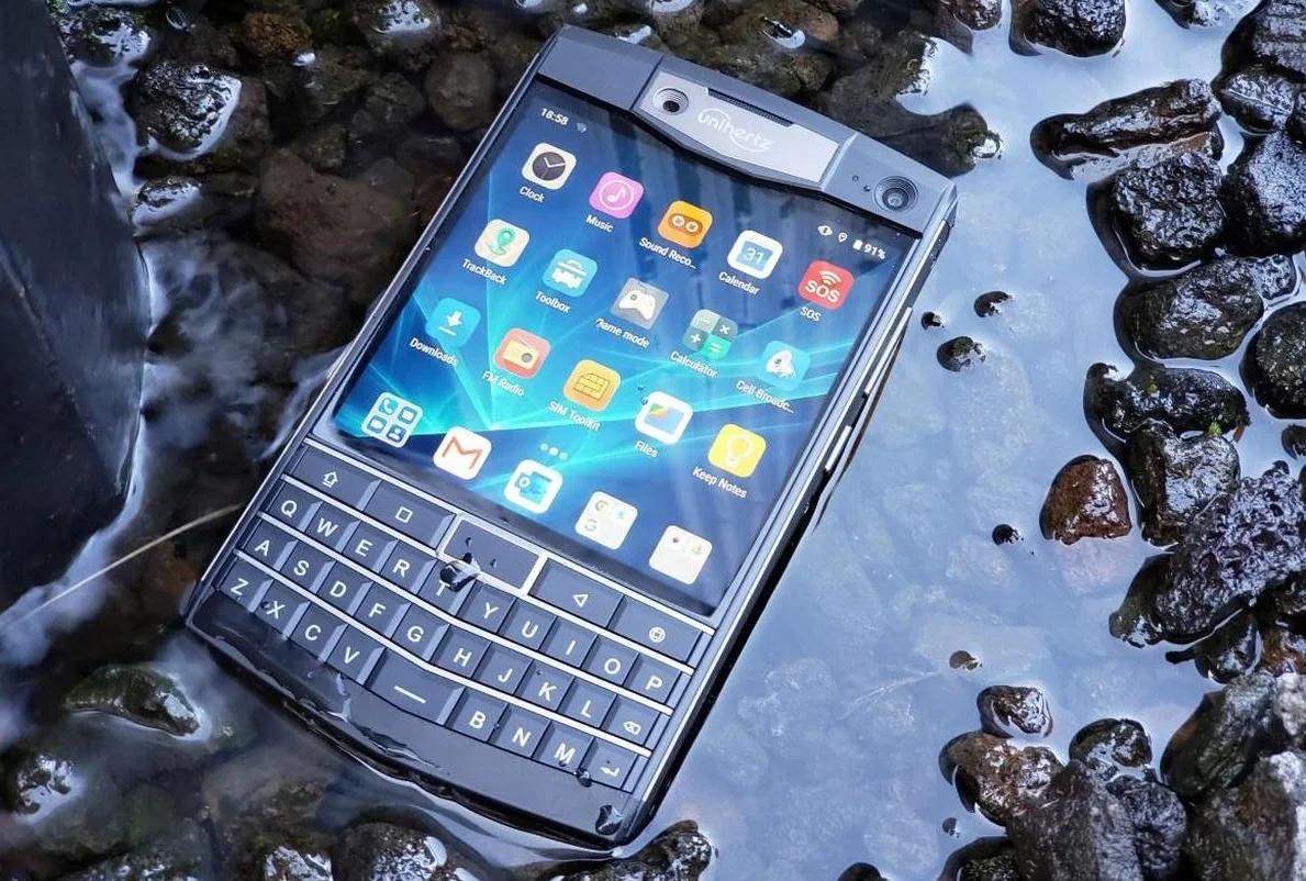 Unihertz Titan: неубиваемый смартфон с QWERTY-клавиатурой, NFC и сканером отпечатков за 16500 рублей - фото 1