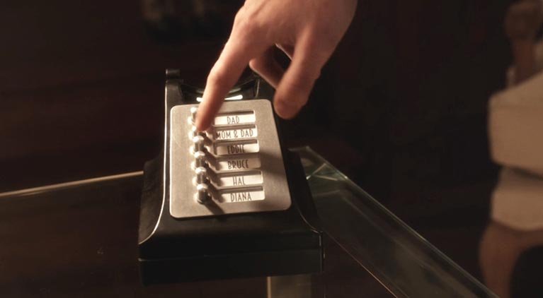 10 пасхалок с Бэтменом и Брюсом Уэйном в сериалах CW - фото 4