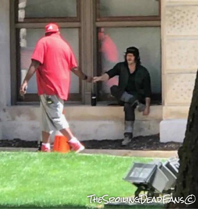 Что Рик и его люди забыли в Вашингтоне? Новые фото со съемок 9 сезона «Ходячих мертвецов» - фото 4