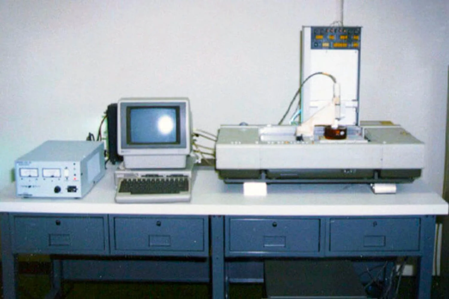 Новомодные 3D-принтеры на самом деле впервые появились достаточно давно, а первая запатентованная модель SLA-1 датируется 1986 годом. Создал ее американский изобретатель Чак Халл. 