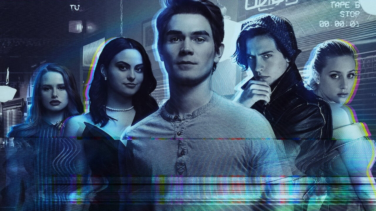 20 января на Netflix и телеканале The CW начал выходить 5 сезон «Ривердейла» (Riverdale). Какое-то время будущее сериала было под вопросом, а съемки пришлось прервать из-за коронавируса. И все же 1 серия уже здесь – попробуем по ней определить, какой сезон нас ждет.