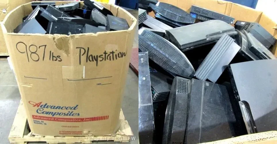 Кладбище консолей: на аукционе продают коробку весом в 400 кг со старыми PlayStation 2, 3 и 4 - фото 1
